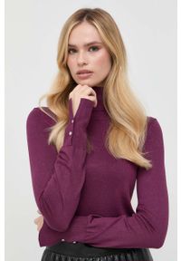 Guess sweter damski kolor fioletowy lekki z golfem. Typ kołnierza: golf. Kolor: fioletowy. Materiał: dzianina. Wzór: gładki