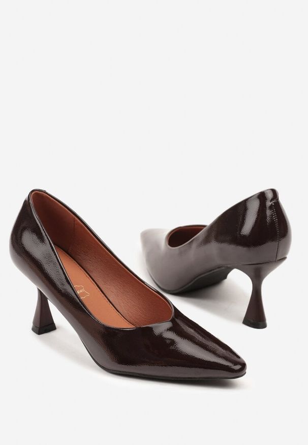 Renee - Brązowe Eleganckie Czółenka Vices na Klepsydrze ze Skórzaną Wkładką Dedvire. Okazja: na ślub cywilny, na wesele. Kolor: brązowy. Materiał: skóra. Obcas: na obcasie. Styl: elegancki. Wysokość obcasa: średni