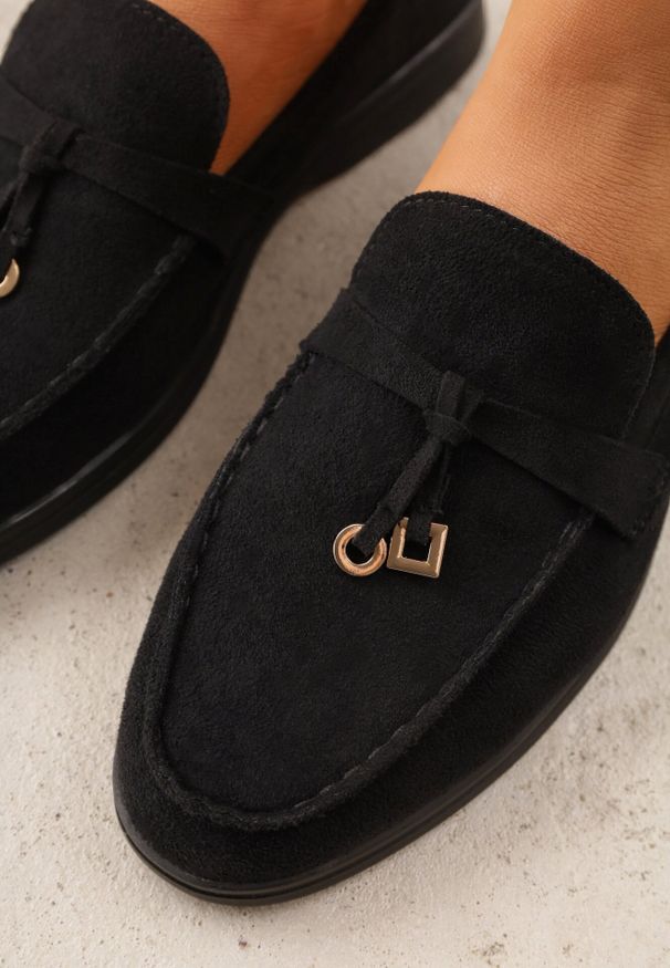 Born2be - Czarne Lekkie Mokasyny VICES z Metalowymi Ozdobami i Skórzaną Wkladką Adrialee. Nosek buta: okrągły. Kolor: czarny. Materiał: skóra. Wzór: aplikacja. Obcas: na obcasie. Styl: klasyczny. Wysokość obcasa: niski