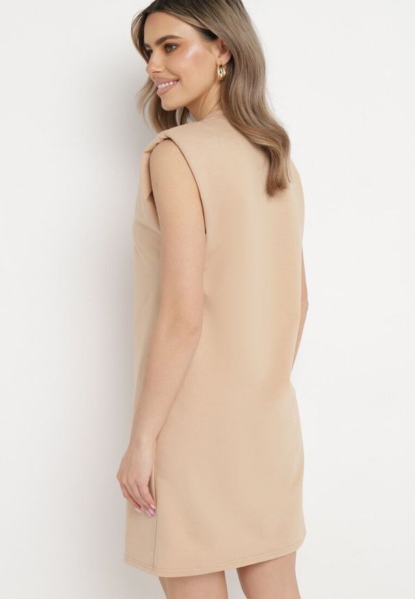 Born2be - Beżowa Sukienka Pudełkowa z Podkreślonymi Ramionami Mimossa. Kolor: beżowy. Długość rękawa: bez rękawów. Styl: wakacyjny