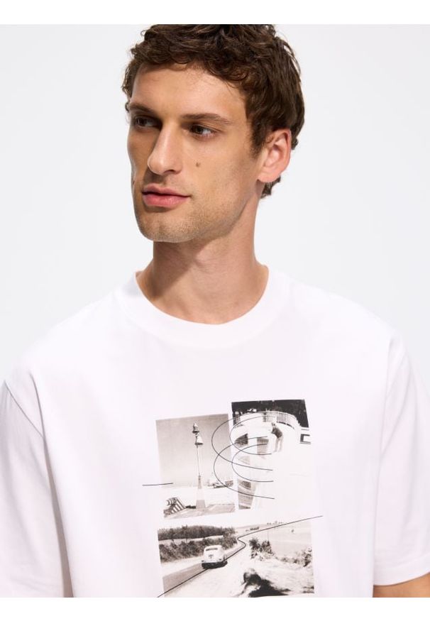 Reserved - T-shirt z nadrukiem Kosycarz - złamana biel. Materiał: bawełna, dzianina. Wzór: nadruk