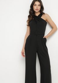 Born2be - Czarny Taliowany Kombinezon Ozdobiony Paskiem Dollivia. Okazja: na co dzień. Kolor: czarny. Wzór: aplikacja. Styl: elegancki, casual