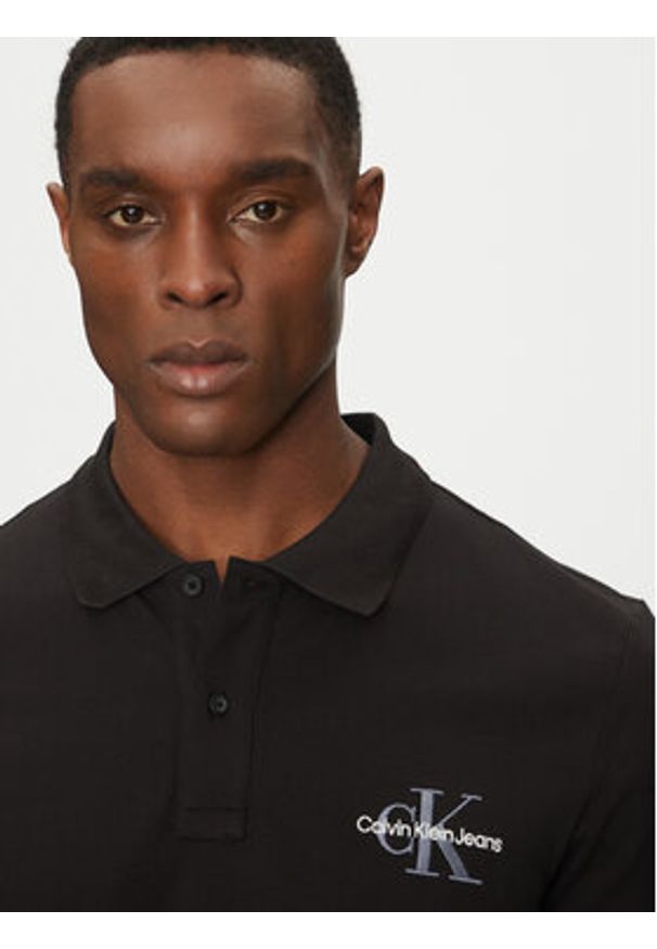 Calvin Klein Jeans Polo Monologo J30J325664 Czarny Regular Fit. Typ kołnierza: polo. Kolor: czarny. Materiał: bawełna
