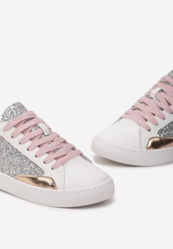 Renee - Biało-Srebrne Sneakersy na Płaskiej Podeszwie z Ozdobnymi Wstawkami i Brokatem Jivina. Kolor: biały. Wzór: kolorowy. Obcas: na płaskiej podeszwie