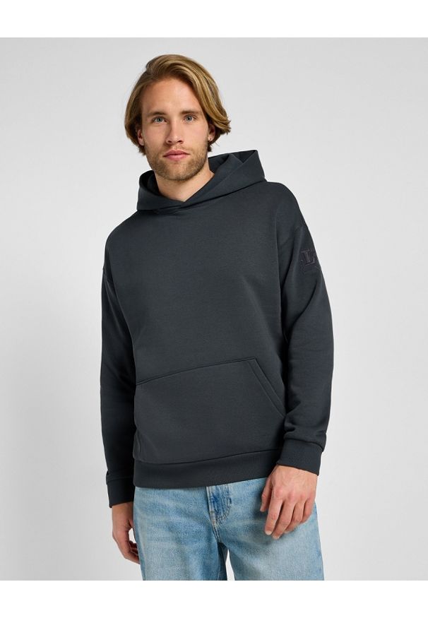 Lee - MĘSKA BLUZA Z KAPTUREM LEE CORE RELAXED HOODIE WASHED BLACK 112355528. Typ kołnierza: kaptur