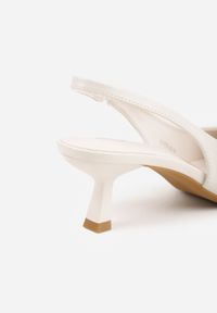 Renee - Beżowe Czółenka Sandały Vices na Kaczuszce Typu Slingback Ozdobione Metaliczną Aplikacją Lilarunea. Okazja: na co dzień. Kolor: beżowy. Materiał: jeans. Wzór: aplikacja. Sezon: lato. Obcas: na szpilce. Styl: elegancki, casual #9