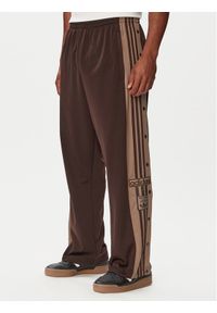 Adidas - adidas Spodnie dresowe Adibreak Classic KS7398 Brązowy ciemny Regular Fit. Kolor: brązowy. Materiał: syntetyk #1