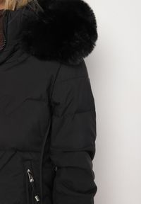 Born2be - Czarna Pikowana Kurtka z Futrzaną Podszewką i Odpinanym Kapturem z Futerkiem Salira. Okazja: na co dzień. Kolor: czarny. Materiał: futro. Styl: klasyczny, casual, elegancki #7