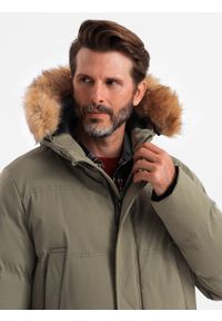 Ombre Clothing - Długa męska kurtka parka z rozpinanym dołem – ciemnooliwkowa V4 - Rozmiar: L. Typ kołnierza: kołnierzyk stójkowy. Kolor: oliwkowy. Materiał: guma, tkanina, futro, poliester, materiał, syntetyk. Długość: długie. Wzór: gładki, aplikacja #3