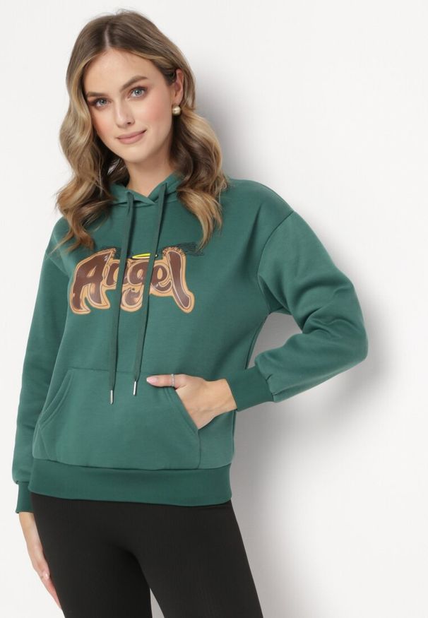 Born2be - Ciemnozielona Bluza Ocieplona z Kapturem i Nadrukiem Wesa. Okazja: na co dzień. Typ kołnierza: kaptur. Kolor: zielony. Materiał: polar, jeans. Wzór: nadruk. Styl: casual, klasyczny