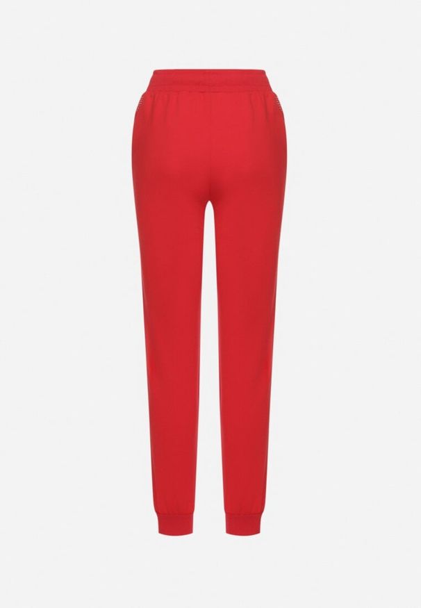 Born2be - Czerwone Spodnie Dresowe Typu Jogger Zdobione Cyrkoniami i Wstążkami Uliarea. Okazja: na co dzień. Kolor: czerwony. Materiał: dresówka. Wzór: aplikacja. Styl: casual