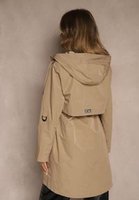 Renee - Ciemnobeżowa Kurtka Parka z Kapturem Podpinanymi Rękawami i Printem w Kratę Hallela. Typ kołnierza: kaptur. Kolor: beżowy. Materiał: jeans. Długość: do kolan. Wzór: nadruk. Sezon: jesień