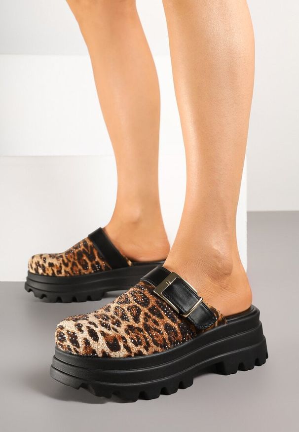 Born2be - Panterkowe Klapki Chodaki na Grubej Podeszwie z Paskiem z Klamrą Sorie. Okazja: na co dzień. Materiał: jeans. Styl: klasyczny, elegancki, casual