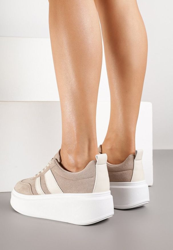Born2be - Ciemnobeżowe Sneakersy Kultowe Tenisówki na Platformie z Koturnem Elisara. Nosek buta: okrągły. Zapięcie: sznurówki. Kolor: beżowy. Materiał: materiał. Obcas: na koturnie. Wysokość obcasa: niski