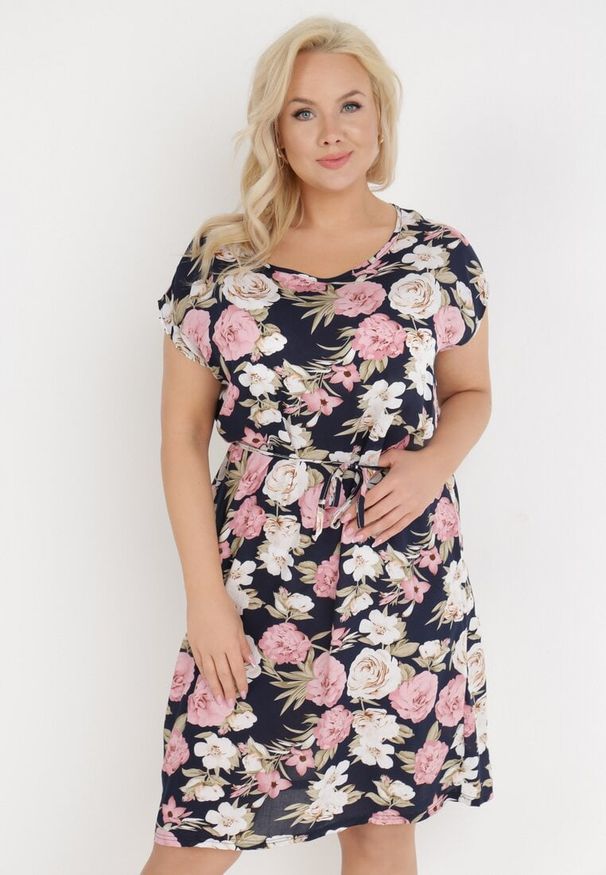Born2be - Granatowo-Różowa Sukienka Endiore. Okazja: na ślub cywilny, na randkę, na wesele. Kolekcja: plus size. Kolor: niebieski. Wzór: aplikacja, kwiaty, nadruk. Typ sukienki: dla puszystych. Materiał: tkanina. Długość rękawa: krótki rękaw. Sezon: lato. Długość: midi
