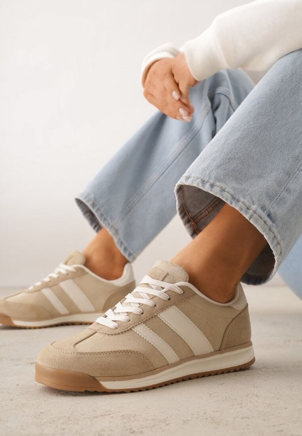 Renee - Beżowe Sneakersy Ozdobione z Boku Paskami Ariene. Okazja: na co dzień. Zapięcie: pasek. Kolor: beżowy. Materiał: jeans, materiał. Wzór: aplikacja. Sezon: wiosna