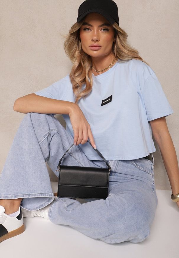 Renee - Niebieski T-shirt z Bawełny o Kroju Crop Top Zdobiony Naszywką Adivrea. Okazja: na co dzień. Kolor: niebieski. Materiał: bawełna. Wzór: aplikacja. Styl: casual