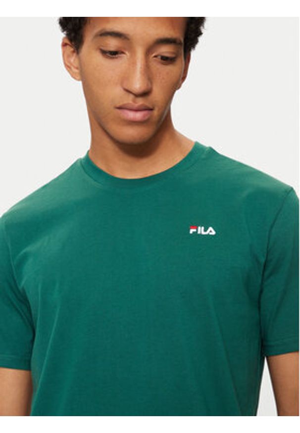 Fila T-Shirt Berloz FAM0340 Zielony Regular Fit. Kolor: zielony. Materiał: bawełna