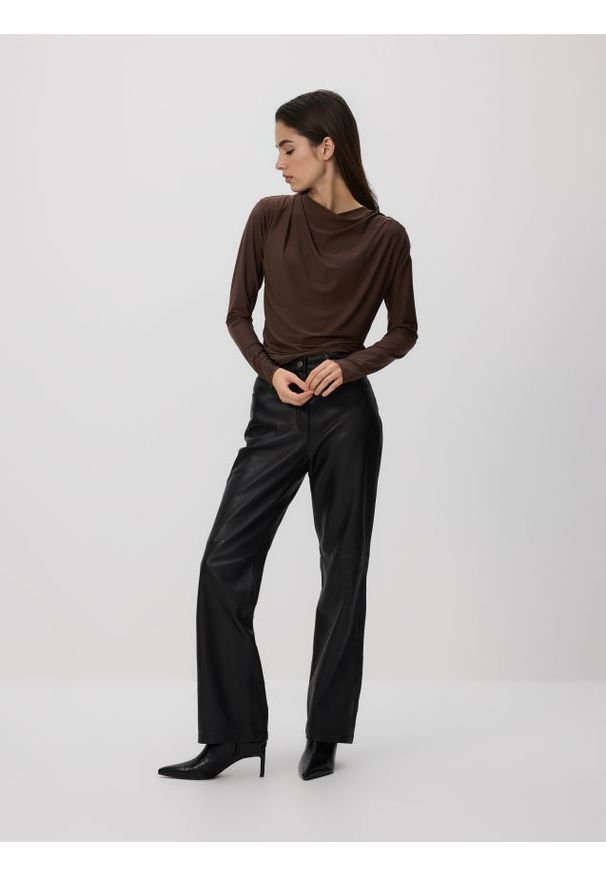 Reserved - Bluzka z poduszkami na ramionach - ciemnobrązowy. Kolor: brązowy. Materiał: dzianina. Wzór: gładki