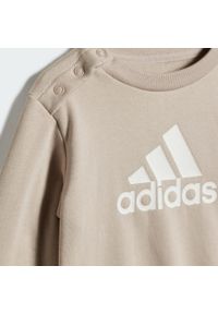 Adidas - Badge of Sport Jogger Set. Okazja: na co dzień. Kolor: wielokolorowy, biały, beżowy. Materiał: polar, dresówka. Styl: sportowy