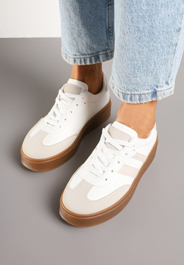 Renee - Beżowo-Białe Sneakersy Tenisówki Ozdobione Paskami Sovresia. Okazja: na co dzień. Zapięcie: pasek. Kolor: beżowy. Wzór: aplikacja
