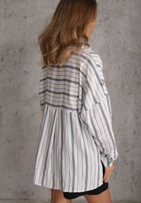 Renee - Jasnoniebieska Nietoperzowa Koszula na Lato z Bawełny w Paski o Kroju Oversize Vasare. Okazja: na co dzień. Kolor: niebieski. Materiał: bawełna. Wzór: paski. Sezon: lato. Styl: casual #3