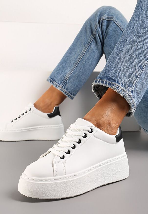 Renee - Biało-Czarne Sneakersy na Modnej Platformie Broida. Okazja: na co dzień. Nosek buta: okrągły. Zapięcie: sznurówki. Kolor: biały. Materiał: jeans, materiał. Obcas: na platformie. Wysokość obcasa: niski