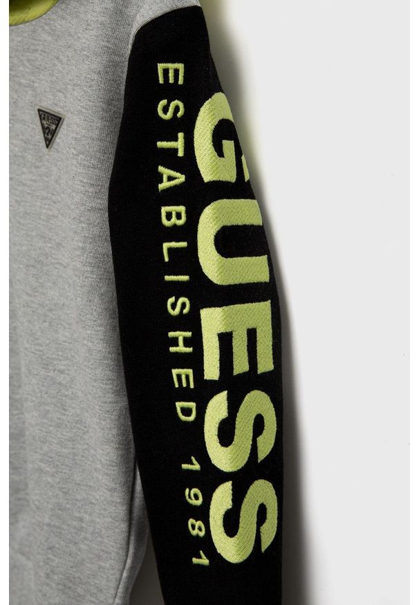 Guess bluza bawełniana dziecięca kolor szary z kapturem z aplikacją. Okazja: na co dzień. Typ kołnierza: kaptur. Kolor: szary. Materiał: bawełna. Wzór: aplikacja. Styl: casual