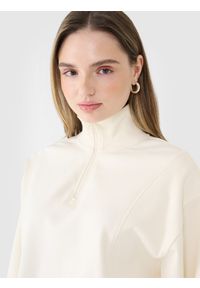 4f - 4F Bluza dresowa nierozpinana bez kaptura damska - biała M. Okazja: na co dzień. Typ kołnierza: bez kaptura. Kolor: biały. Materiał: dresówka. Wzór: ze splotem, gładki. Styl: sportowy, klasyczny, casual #2