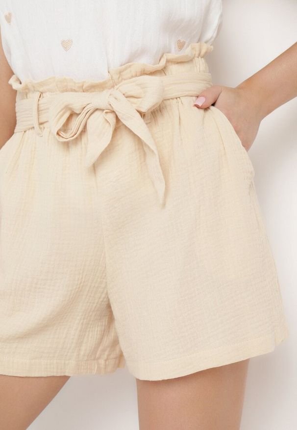 Born2be - Beżowe Szorty z Bawełny z Gumką w Pasie i Materiałowym Paskiem Fioara. Okazja: na co dzień, na spacer. Kolor: beżowy. Materiał: bawełna, materiał. Długość: krótkie. Sezon: lato. Styl: elegancki, casual