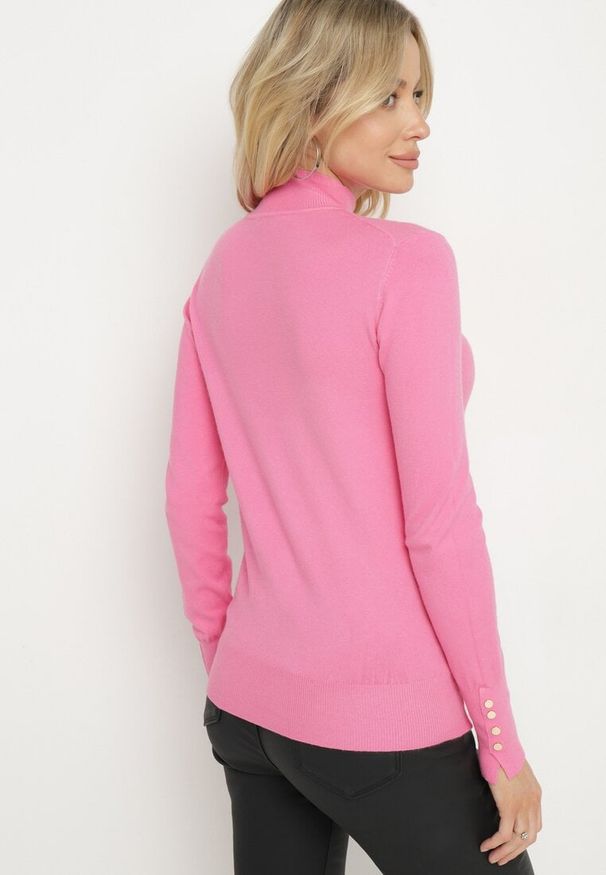 Born2be - Różowy Sweter Półgolf Ozdobiony Guzikami przy Rękawach Delianor. Okazja: na co dzień, na spotkanie biznesowe. Kolor: różowy. Materiał: jeans. Długość rękawa: długi rękaw. Długość: długie. Wzór: aplikacja. Sezon: jesień. Styl: biznesowy, klasyczny, elegancki, casual