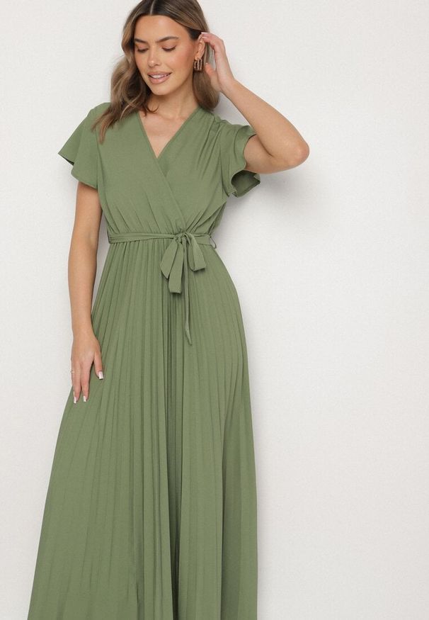 Born2be - Ciemnozielona Elegancka Sukienka Maxi w Plisy z Kopertowym Dekoltem i Wiązaniem Thessi. Kolor: zielony. Sezon: lato. Typ sukienki: kopertowe. Styl: elegancki. Długość: maxi