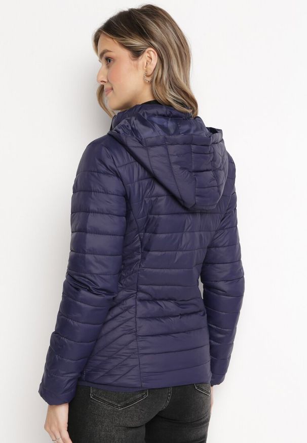 Born2be - Granatowa Kurtka Pikowana z Odpinanym Kapturem Nadisna. Okazja: na co dzień. Kolor: niebieski. Materiał: jeans. Styl: elegancki, casual