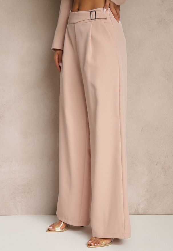 Renee - Różowy Garnitur Spodnie i Marynarka z Usztywnionymi Ramionami Sonavienna. Kolor: różowy