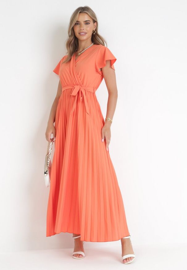 Born2be - Pomarańczowa Elegancka Sukienka Maxi w Plisy z Kopertowym Dekoltem i Wiązaniem Thessi. Kolor: pomarańczowy. Sezon: lato. Typ sukienki: kopertowe. Styl: elegancki. Długość: maxi