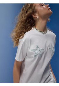 Sinsay - Bawełniana koszulka z haftem w kształcie gwiazd - kremowy. Kolor: kremowy. Materiał: bawełna. Wzór: haft #1