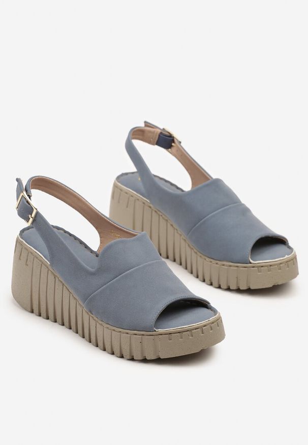 Born2be - Niebieskie Sandały Vices na Koturnie z Tłoczeniem Realivra. Okazja: na co dzień, na imprezę, na spacer. Zapięcie: sprzączka. Kolor: niebieski. Materiał: jeans. Sezon: lato. Obcas: na koturnie. Styl: elegancki, casual