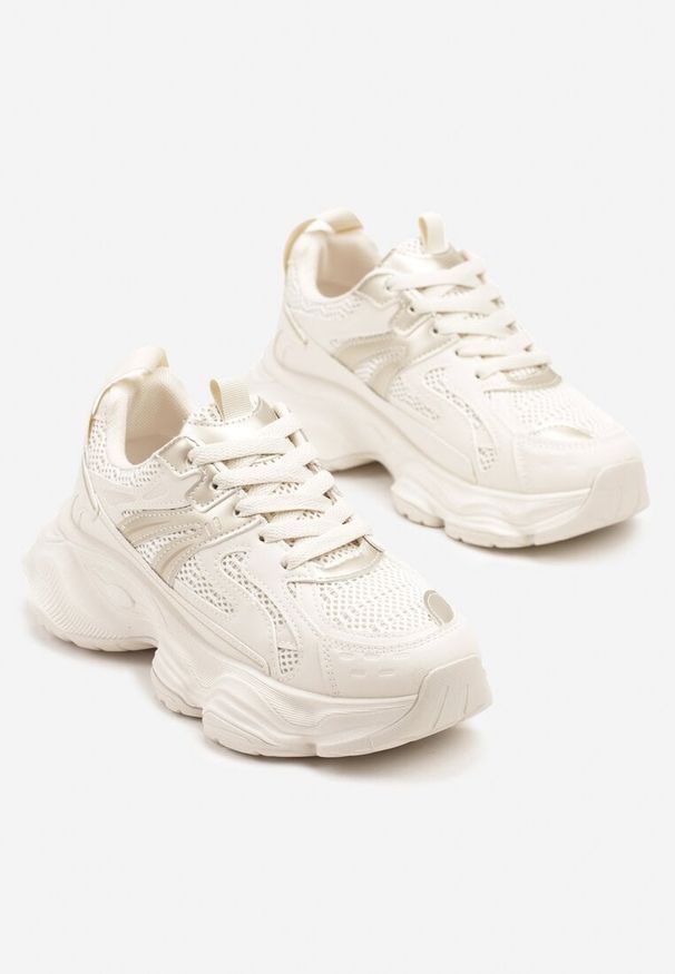 Renee - Beżowe Sneakersy na Platformie z Tłoczeniem i Metaliczną Ozdobą Alarella. Okazja: na co dzień. Kolor: beżowy. Materiał: jeans. Wzór: aplikacja. Obcas: na platformie