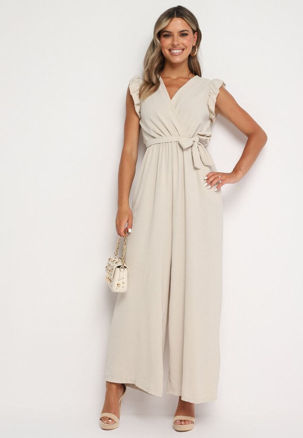 Born2be - Beżowy Taliowany Kombinezon Koktajlowy z Paskiem w Talii i Falbanami przy Ramionach Vimarine. Okazja: na imprezę. Kolor: beżowy. Materiał: jeans. Styl: wizytowy