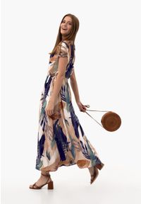 Volcano - Zwiewna, długa sukienka G-FUERTA. Typ kołnierza: dekolt w serek. Kolor: niebieski. Materiał: włókno, wiskoza, materiał. Wzór: paski. Sezon: lato. Typ sukienki: rozkloszowane. Długość: maxi #1