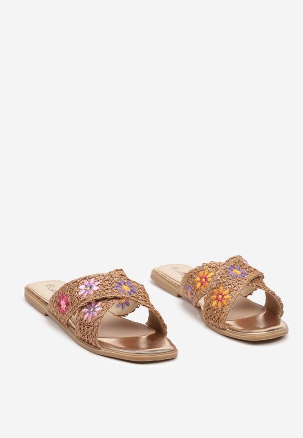 Renee - Brązowe Klapki z Ozdobnymi Kwiatami na Płaskiej Podeszwie Kaletta. Okazja: na plażę, na spacer. Kolor: brązowy. Wzór: kwiaty. Sezon: lato. Obcas: na płaskiej podeszwie. Styl: boho