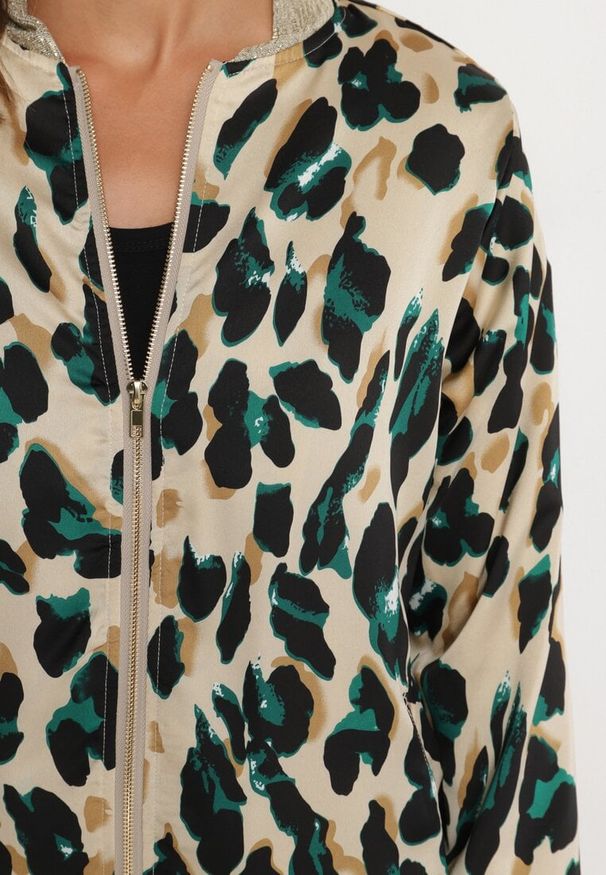 Born2be - Beżowo-Zielona Kurtka Bomberka w Panterkę ze Ściągaczami Irira. Okazja: na co dzień, na spacer. Kolor: beżowy. Materiał: jeans. Długość rękawa: długi rękaw. Długość: długie. Wzór: motyw zwierzęcy. Styl: casual, elegancki