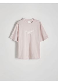 Reserved - T-shirt oversize z nadrukiem - brudny róż. Kolor: różowy. Materiał: bawełna, dzianina. Wzór: nadruk #1