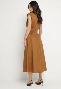 Born2be - Brązowa Bawełniana Koszulowa Sukienka z Ozdobnymi Kieszonkami Savarette. Okazja: na co dzień. Kolor: brązowy. Materiał: bawełna. Typ sukienki: koszulowe. Styl: klasyczny, casual, elegancki #3