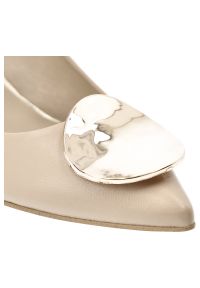 CheBello - Czółenka damskie Chebello, ze skóry naturalnej licowej szpiczasty nosek metalowa ozdoba na przodzie niski obcas typu kitten heel, beżowe, 4929_-308-0. Okazja: na spotkanie biznesowe. Nosek buta: szpiczasty. Kolor: beżowy. Materiał: skóra. Wzór: aplikacja. Obcas: na obcasie. Styl: biznesowy, elegancki. Wysokość obcasa: niski #5