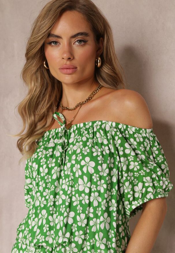 Renee - Zielona Wiskozowa Sukienka Mini Hiszpanka z Gumką w Pasie Bradite. Okazja: na co dzień. Typ kołnierza: dekolt hiszpanka. Kolor: zielony. Materiał: wiskoza. Typ sukienki: proste. Styl: casual. Długość: mini