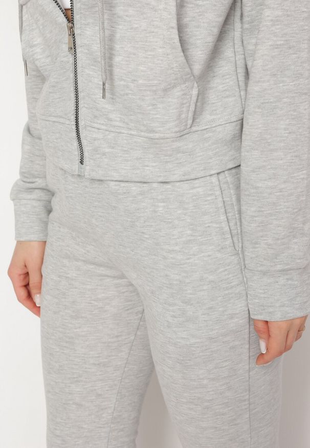 Born2be - Jasnoszary Bawełniany Komplet Dresowy Bluza z Kapturem i Spodnie Dzwony Nanre. Kolor: szary. Materiał: bawełna, dresówka. Wzór: aplikacja