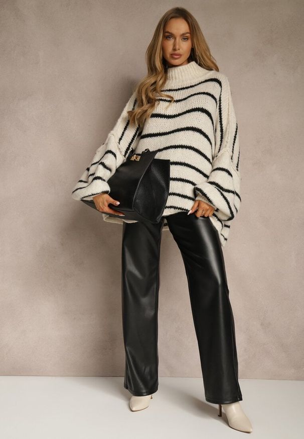 Renee - Beżowy Oversizowy Golf w Paski z Dodatkiem Wełny i Wiskozy Nezella. Okazja: na co dzień. Typ kołnierza: golf. Kolor: beżowy. Materiał: wełna, wiskoza. Wzór: paski. Styl: casual, elegancki