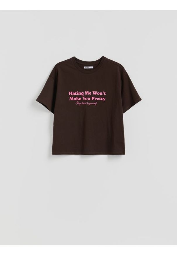 Reserved - T-shirt z nadrukiem - ciemnobrązowy. Kolor: brązowy. Materiał: bawełna. Wzór: nadruk
