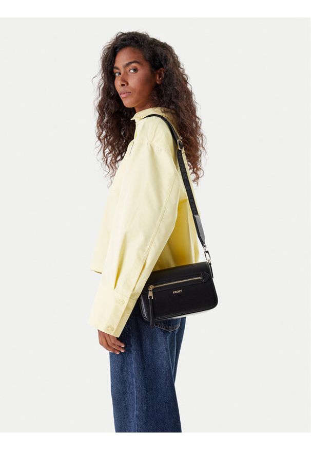 DKNY Torebka Bryant Ave Md Flap C R42E3E21 Czarny. Kolor: czarny. Materiał: skórzane